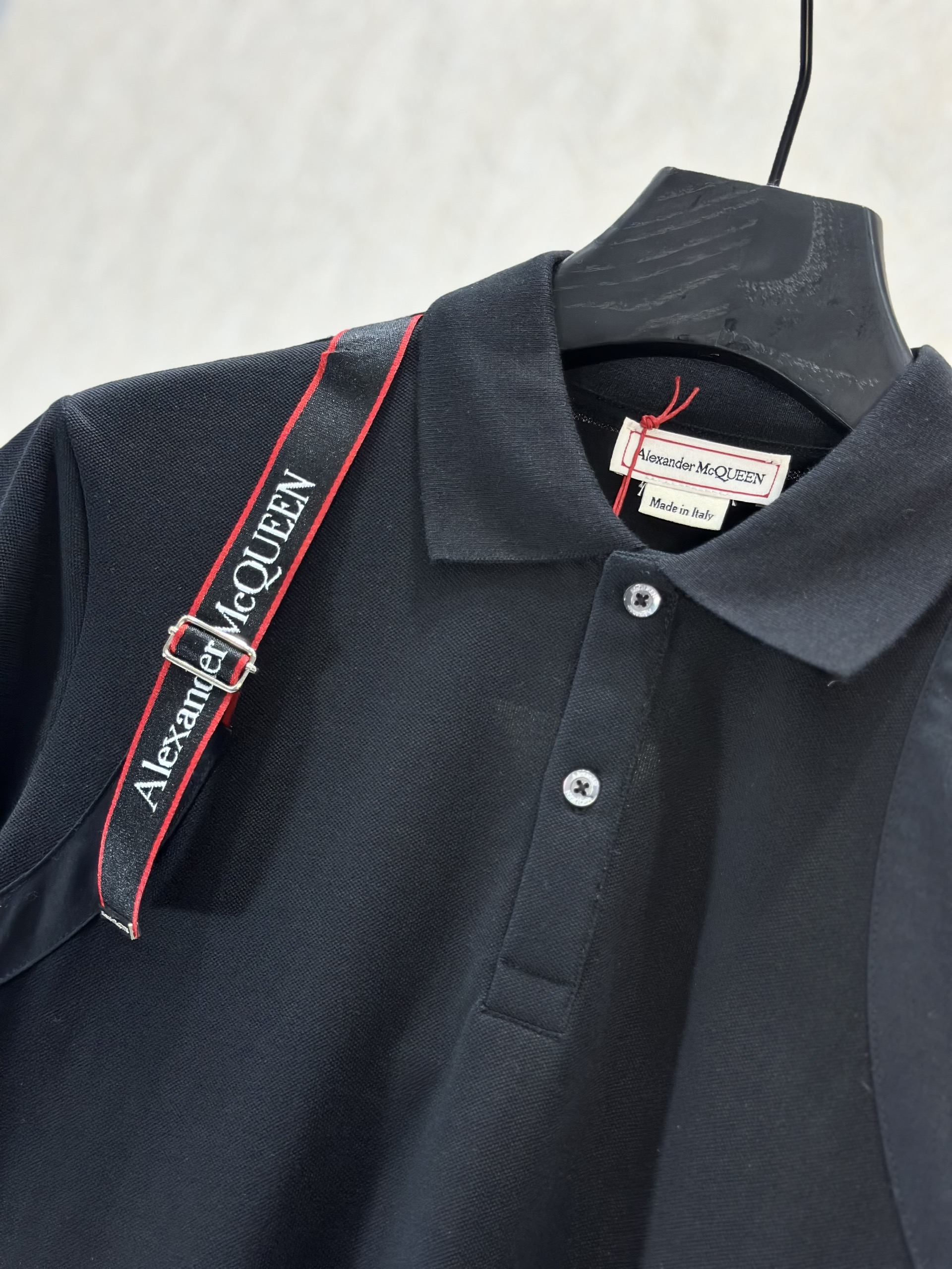 Áo polo McQueen MCQ trơn phối tag vạt vai Like Auth 1-1 on web VTN